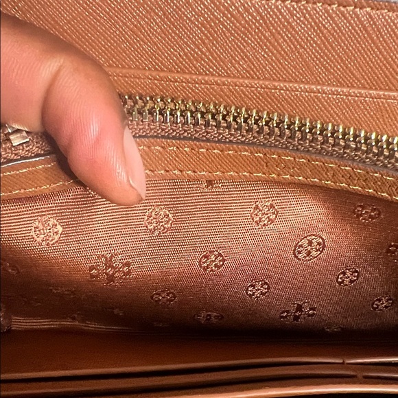 Tory Burch Emerson Printed Wristlet - Picture 7 of 12